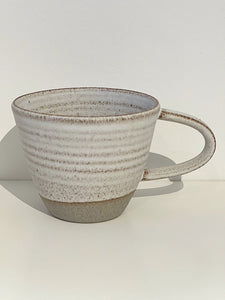 Cappucino Cup mat hvid på gråt ler